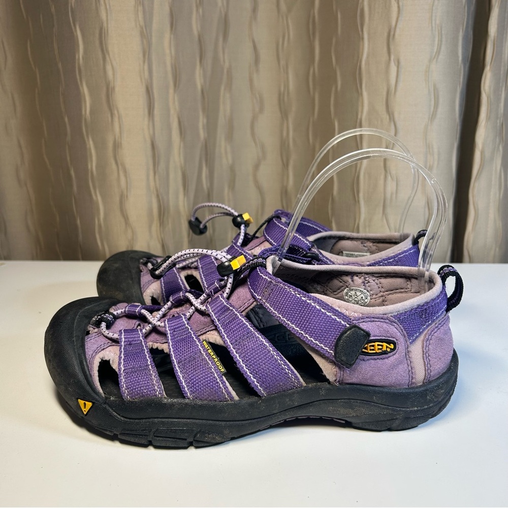 Keen Newport H2 Youth 5 Closed Toe Toggle Laced Purple Lavender Black Water Shoe